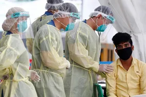 Một lao động nhập cư được lấy mẫu xét nghiệm COVID-19 hôm 15-5. Ảnh: REUTERS