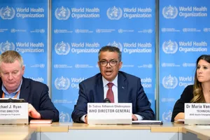 Tổng Giám đốc WHO Tedros Adhanom Ghebreyesus (giữa) trong một cuộc họp báo về tình hình COVID-19, ở TP Geneva (Thuỵ Sĩ). Ảnh: REUTERS
