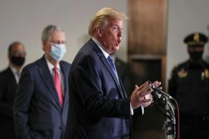 Tổng thống Mỹ Donald Trump tại một cuộc gặp với các thượng nghị sĩ đảng Cộng hòa để thảo luận về COVID-19 tại thủ đô Washington.