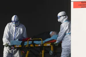 Bệnh nhân COVID-19 được di chuyển đến bệnh viện ở thủ đô Moscow, Nga ngày 15-5. Ảnh: TASS