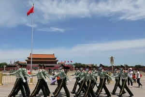 Một nhóm vũ cảnh Trung Quốc đi qua trước Quảng trường Thiên An Môn ngày 21-5. Ảnh: SCMP