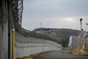 Một đoạn tường biên giới Mỹ-Mexico ở TP San Diego (bang California). Ảnh: INEWS SOURCE