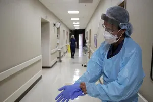 Một nữ y tá đang mặc đồ bảo hộ để chuẩn bị hỗ trợ cho các bệnh nhân COVID-19 tại bệnh viện hạt Kearny County, bang Kansas (Mỹ) hôm 20-5. Ảnh: AFP