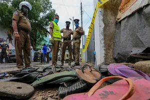 Cảnh sát đứng bảo vệ bên ngoài khu nhà kho nơi 3 người phụ nữ bị giẫm đạp ở thành phố Colombo, Sri Lanka.