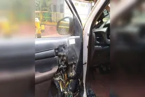 Một chiếc xe hơi bị phá hủy do nước rửa tay phát nổ.