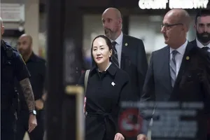 Bà Mạnh Vãn Châu rời Tòa án Tối cao British Columbia, TP Vancouver (Canada) hồi tháng 1-2020. Ảnh: AP