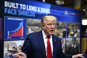 Tổng thống Mỹ Donald Trump không đeo khẩu trang khi thăm nhà máy Ford tại TP Ypsilanti, bang Michigan, Mỹ ngày 21-5. Ảnh: AFP