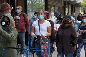 Hàng dài người xếp hàng chờ nhận hỗ trợ thực phẩm ở TP Brooklyn, bang New York, Mỹ ngày 15-5. Ảnh: CNBC