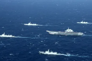 Tàu sân bay Liêu Ninh của Trung Quốc tập trận cùng các tàu hộ tống trên Biển Đông hồi năm 2017. Ảnh: AFP