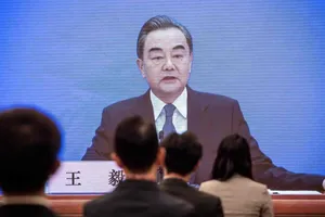 Đại biểu Trung Quốc nghe Ngoại trưởng Vương Nghị phát biểu bên lề kỳ họp Quốc hội ngày 24-5. Ảnh: TÂN HOA XÃ