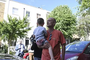 Ông Doaminic Cummings, cố vấn đặc biệt của Thủ tướng Anh Boris Johnson, và con trai. Ảnh: AP