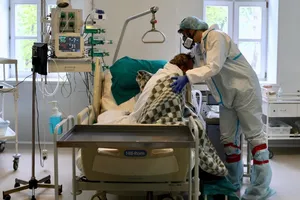 Bệnh nhân COVID-19 điều trị ở một bệnh viện thuộc thủ đô Moscow, Nga ngày 21-5. Ảnh: TASS