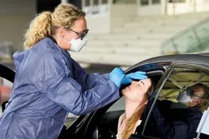 Nhân viên y tế tại một trạm xét nghiệm COVID-19 lưu động ở TP Alkmaar, Hà Lan ngày 8-4. Ảnh: REUTERS