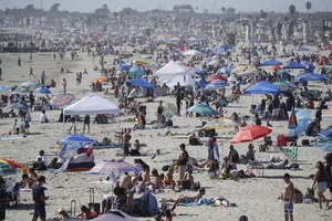 Người dân đổ xô ra bãi biển tại TP Newport Beach, bang California (Mỹ) hôm 24-5. Ảnh: AP