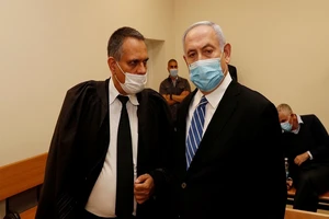 Thủ tướng đương nhiệm Israel Benjamin Netanyahu (bên phải) trong phiên xét xử mình hôm 24-5. Ảnh: REUTERS