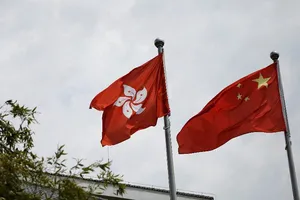 Lá cơ Trung Quốc và lá cờ Đặc khu hành chính Hong Kong trước văn phòng chính quyền Hong Kong. Ảnh: REUTERS