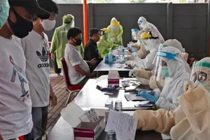 Người dân đăng ký xét nghiệm COVID-19 ở một bệnh viện thuộc thủ đô Jakarta, Indonesia ngày 25-5. Ảnh: AFP 