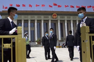 Nhân viên an ninh Trung Quốc làm nhiệm vụ trong kỳ họp Quốc hội Trung Quốc hôm 22-5. Ảnh: SCMP