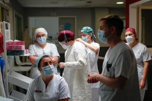 Nhân viên y tế ở một bệnh viện thuộc thủ đô Paris, Pháp ngày 23-4. Ảnh: AFP