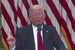 Tổng thống Mỹ chỉ trích Twitter đang can thiệp bầu cử khi cảnh báo người dùng về đoạn tweet của ông. Ảnh: REUTERS