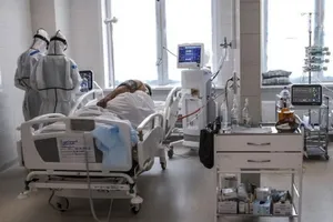 Một phòng chăm sóc tích cực tại một bệnh viện ở thủ đô Moscow (Nga) điều trị cho một bệnh nhân COVID-19 hôm 2-5. Ảnh: AP