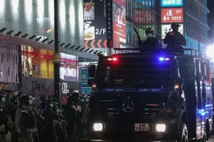 Xe bọc thép và vòi rồng được triển khai tới khu Vượng Giác để trấn áp người biểu tình. Ảnh: SCMP