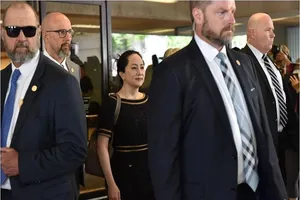 Giám đốc tài chính Tập đoàn Huawei Mạnh Vãn Châu rời Tòa án tối cao Columbia (Canada) sau khi nghe phán quyết hôm 27-5. Ảnh: AFP