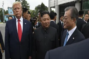 Từ trái qua: Tổng thống Donald Trump, lãnh đạo Triều Tiên Kim Jong-un, Tổng thống Hàn Quốc Moon Jae-in tại Bàn Môn Điếm ngày 30-6-2019. Ảnh: AP