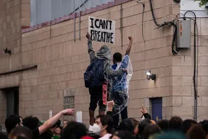 Người biểu tình ở TP Minneapolis, bang Minnesota (Mỹ) phản đối việc cảnh sát da trắng ghì chết thanh niên da đen Geogre Floyd. Ảnh: CNN