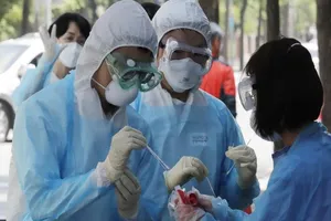 Nhân viên y tế lấy mẫu xét nghiệm tại Seoul, Hàn Quốc. Ảnh: AP