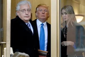Tổng thống Donald Trump (giữa) cùng con gái Ivanka Trump (phải) và Đại sứ Mỹ tại Israel David M. Friedman (trái) trong môt sự kiện ở TP New York hồi năm 2010. Ảnh: AFP