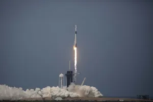 Tên lửa đẩy Falcon 9 mang theo tàu vũ trụ Crew Dragon rời bệ phóng tại Trung tâm vũ trụ Kennedy, bang Florida ngày 30-5. Ảnh: NASA