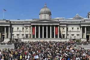 Người biểu tình ở Anh tập trung ở Quảng trường Trafalgar thuộc thủ đô London ngày 31-5. Ảnh: REUTERS