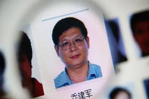 Qiao bị cáo buộc sử dụng tiền đầu tư bất động sản và cho chương trình hỗ trợ nhập cư có tên EB-5.