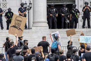 Người biểu tình phản đối cái chết của ông George Floyd tập trung tại Tòa thị chính TP Los Angeles, bang California (Mỹ) ngày 1-6. Ảnh: CNN/ZUMA PRESS