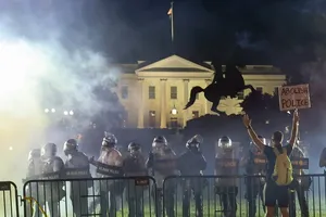 Cảnh sát được triển khai để đối phó với người biểu tình ở công viên Lafayette gần Nhà Trắng trong đêm 31-5. Ảnh: REUTERS