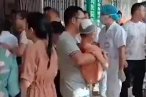 Một học sinh bị thương trong vụ tấn công bằng dao ở tỉnh Quảng Tây được đưa ra xe cứu thương để chuyển tới bệnh viện. Ảnh chụp màn hình Twitter THỜI BÁO HOÀN CẦU