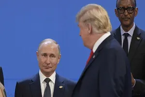 Tổng thống Donald Trump nhìn vào Tổng thống Nga Vladimir Putin trong Hội nghị thượng đỉnh G20 ở Buenos Aires ngày 30-11-2018.