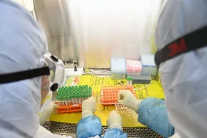 Các nhà khoa học làm việc tại một phòng thí nghiệm ở Vũ Hán, Trung Quốc hồi tháng 2.