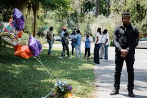 Một người đứng tưởng niệm anh Ahmaud Arbery đã chết vì tay ba người da trắng hôm 23-2 ở bang Georgia. Ảnh: REUTERS