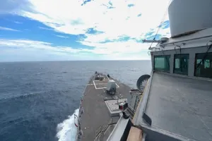 Tàu chiến USS Russell của Hải quân Mỹ đi ngang qua eo biển Đài Loan hôm 5-6. Ảnh: FACEBOOK