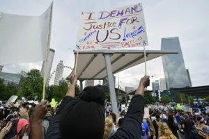 Người biểu tình Mỹ tập trung ở TP Atlanta, bang Georgia ngày 29-5. Ảnh: AFP