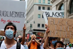 Nhiều người đeo khẩu trang khi tham gia biểu tình hôm 6-6 ở bang New York (Mỹ) để phản đối cái chết của công dân da màu George Floyd. Ảnh: AP