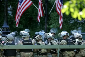 Xe tải chở Vệ binh Quốc gia đậu bên ngoài Nhà Trắng ở thủ đô Washington DC, Mỹ ngày 1-6. Ảnh: CNN