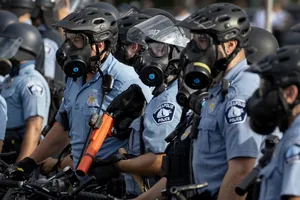 Lực lượng cảnh sát TP Minneapolis đối đầu với người biểu tình ngày 29-5. Ảnh: REUTERS 