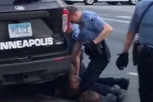 Hình ảnh trích xuất từ camera cảnh cựu cảnh sát Derek Chauvin ghì đầu gối lên cổ ông George Floyd hôm 25-5. Ảnh: AFP