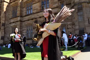 Một sinh viên Trung Quốc (phải) chụp hình sau buổi lễ tốt nghiệp cao học tại Đại học Sydney (Úc) năm 2017. Ảnh: AFP