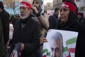 Người dân thủ đô Tehran tại lễ tang tướng Soleimani, người bị Mỹ ám sát tại Iraq đầu năm nay. Ảnh: GETTY IMAGES