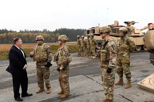 Ngoại trưởng Mỹ Mike Pompeo nói chuyện với quân Mỹ tại căn cứ Grafenwoehr (Đức) tháng 11-2019. Ảnh: AP