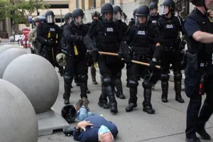 Hình ảnh người biểu tình 75 tuổi bị xô ngã ngày 4-6.